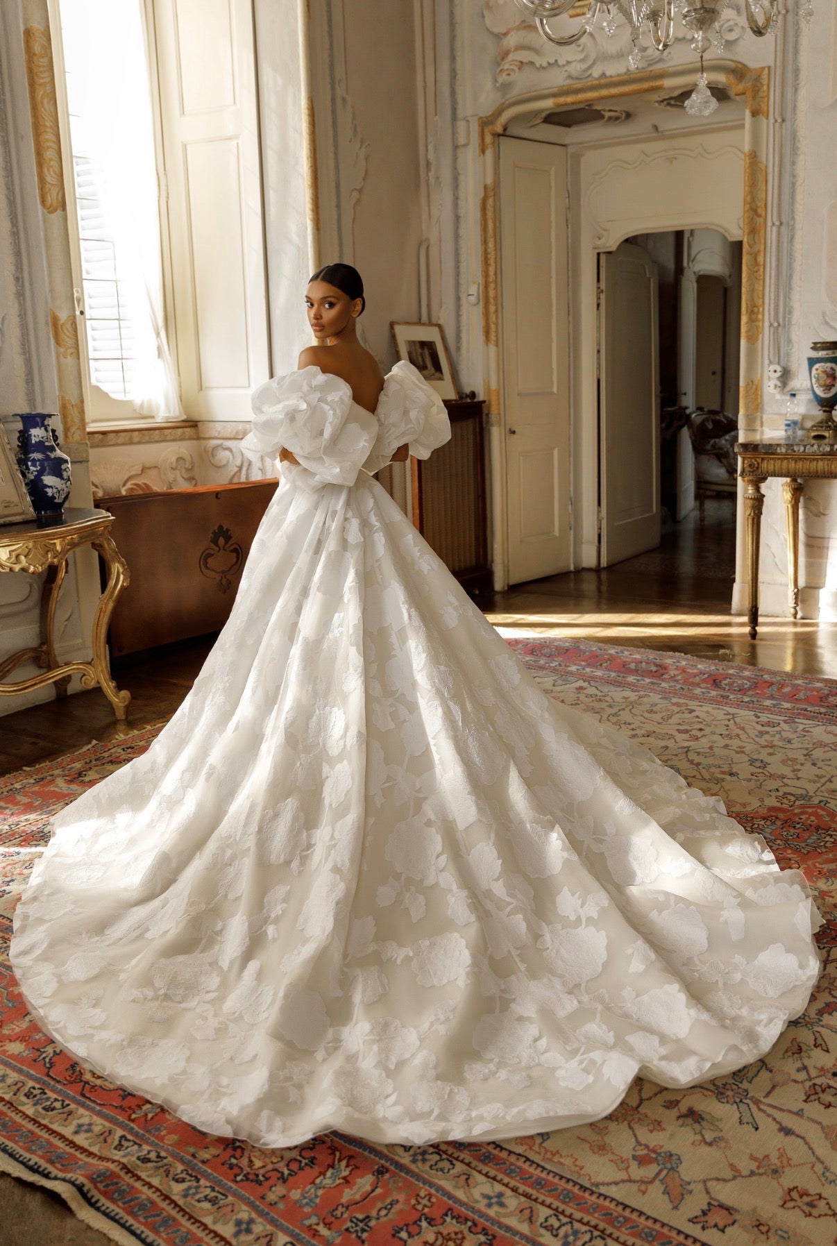 Oksana Mukha “Jolanda” Wedding Dress – Size 48 with Removable Puffy Sleeve