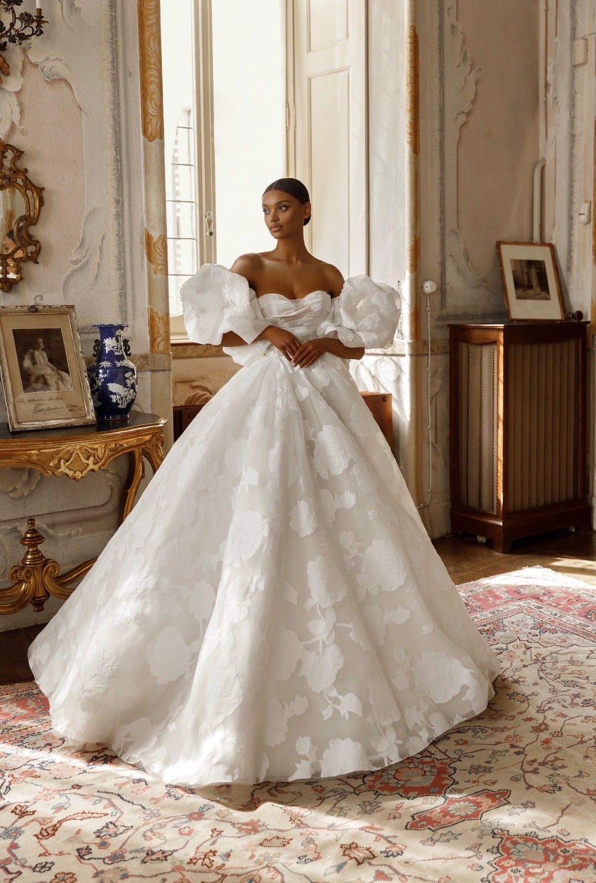 Oksana Mukha “Jolanda” Wedding Dress – Size 48 with Removable Puffy Sleeve
