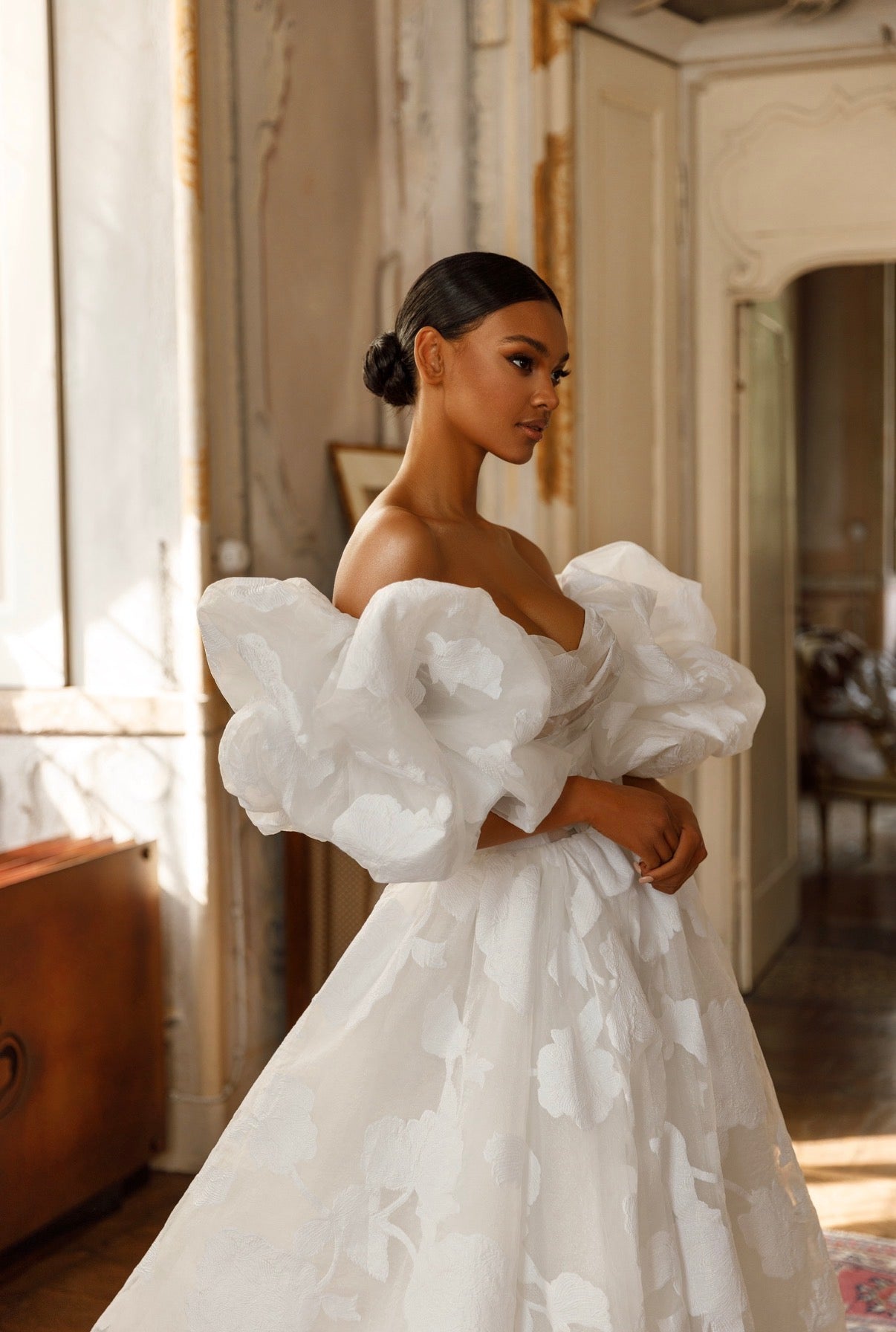 Oksana Mukha “Jolanda” Wedding Dress – Size 48 with Removable Puffy Sleeve